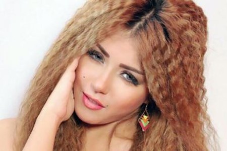 بالصور.. "شبشب" سارة سلامة يثير سخرية جمهورها على فيس بوك