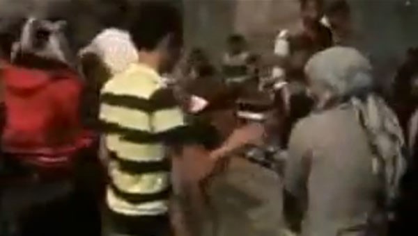 بالفيديو.. يمني يرقص بـ"رشاش" ويقتل صديقه على أنغام "قانقنام ستايل"!