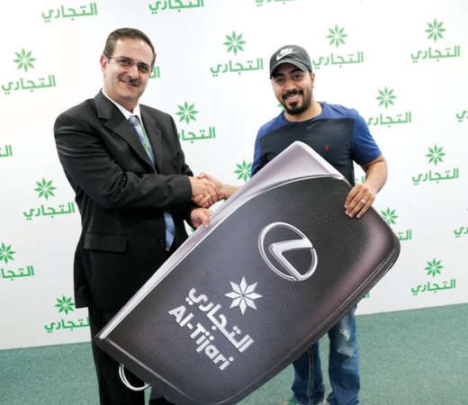 الفائز محمد الجدي يتسلم الجائزة 