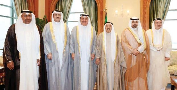 صاحب السمو الامير الشيخ صباح الاحمد مستقبلا عيسى الكندري واعضاء مؤسسة الموانئ ﻿