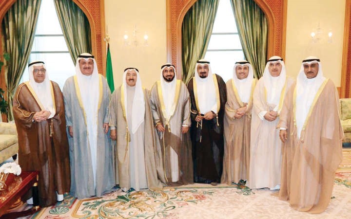 صاحب السمو الامير خلال لقائه الكندري واعضاء الطيران المدني ﻿