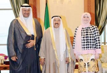 صاحب السمو الامير الشيخ صباح الاحمد مستقبلا دعلي العبيدي ودماجدة القطان ﻿