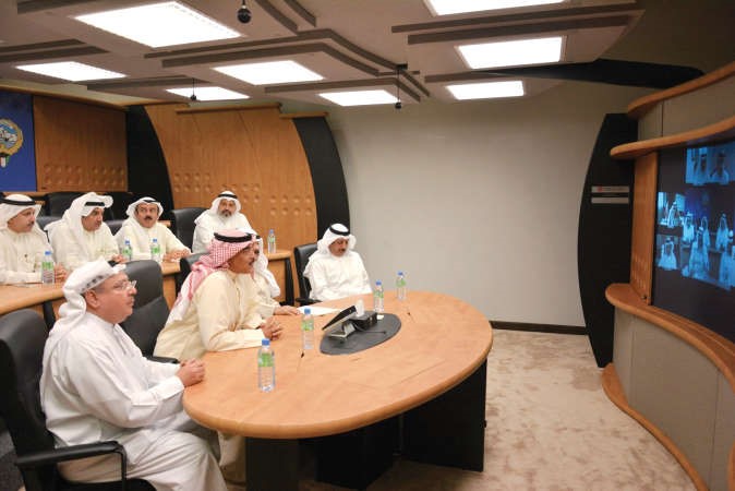 الشيخ صباح الخالد خلال اللقاء الاقليمي عبر الاتصال المرئي بحضور خالد الجارالله﻿