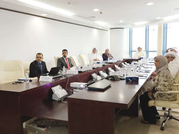 صلاح المضف خلال حضوره عرضا مرئيا لنتائج دراسة اجريت حول البرنامج