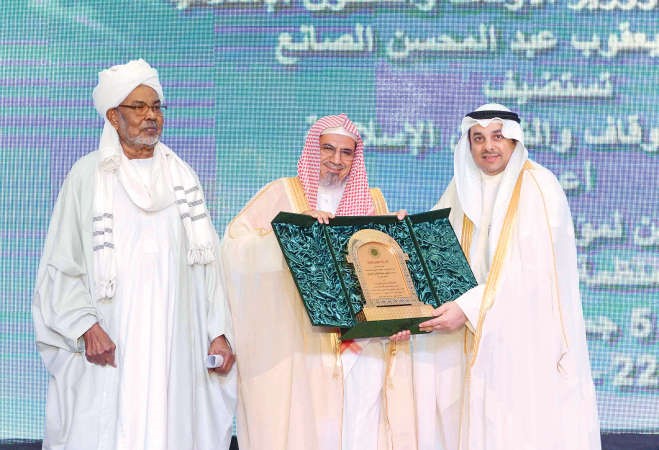 يعقوب الصانع يتلقى درعا من دصالح بن حميد بحضور داحمد بابكر
