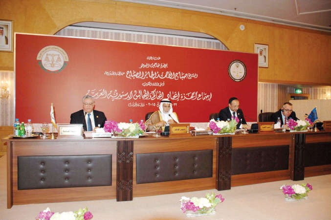 المستشار يوسف المطاوعة مترئسا الجلسة الاولى من المؤتمر انور الكندري