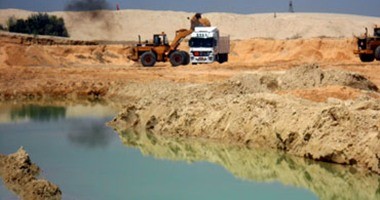 رفع 43.6% من الرمال المشبعة بالمياه بقناة السويس الجديدة