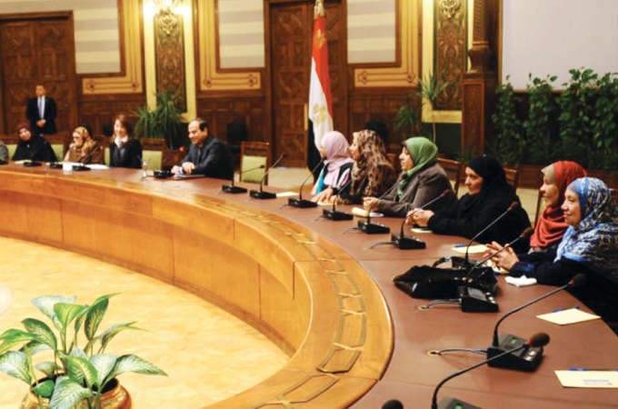 الرئيس المصري عبدالفتاح السيسي خلال لقائه الامهات المثاليات في القاهرة امس المصري اليوم