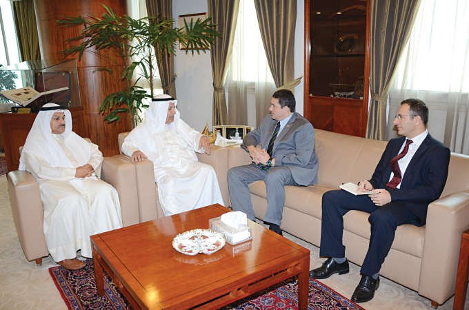 علي الغانم مستقبلا السفير التركي