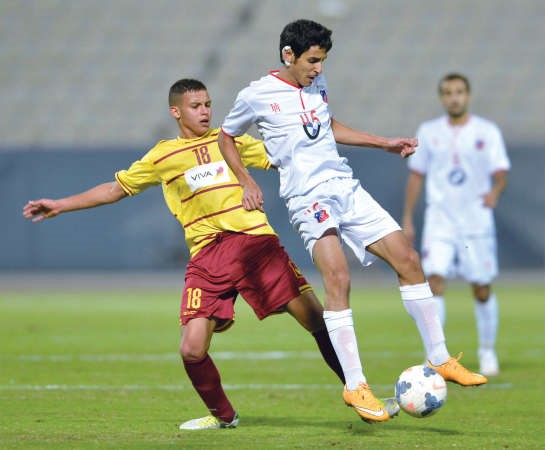 لاعب الكويت طلال جازع في صراع على الكرة مع لاعب النصر بندر نايف	الازرق كوم﻿