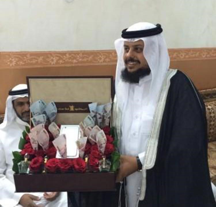 بالصور.. سعودية تهدي زوجها 10 آلاف ريال و"أيفون 6" وحقيبة عطور ليلة زفافه على أخرى
