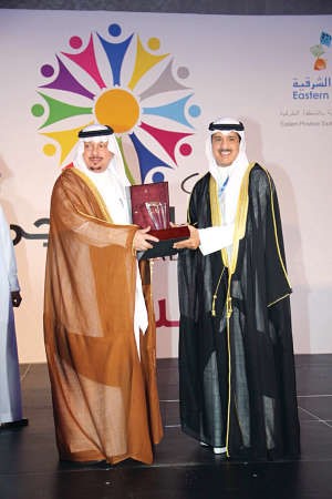 ابا الخيل ودرع تذكارية لمحافظ الخفجي﻿