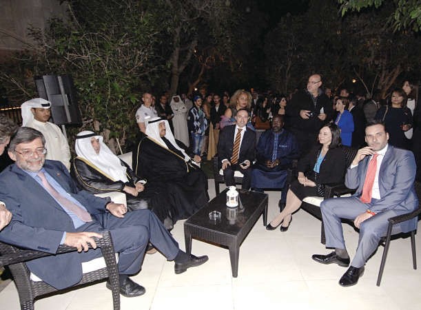 سمو الشيخ ناصر المحمد والسفير الفرنسي ود اسماعيل الشطي خلال الاحتفال