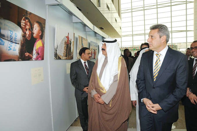 الجارالله يطالع احدى الصور عن الازمة السورية