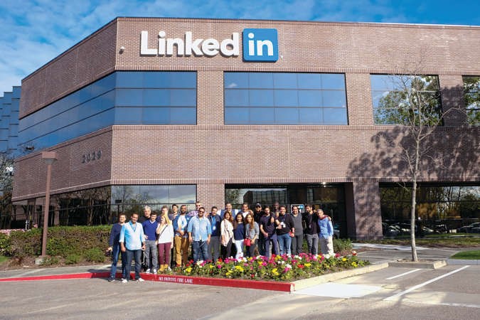  وامام مقر شركة LinkedIn