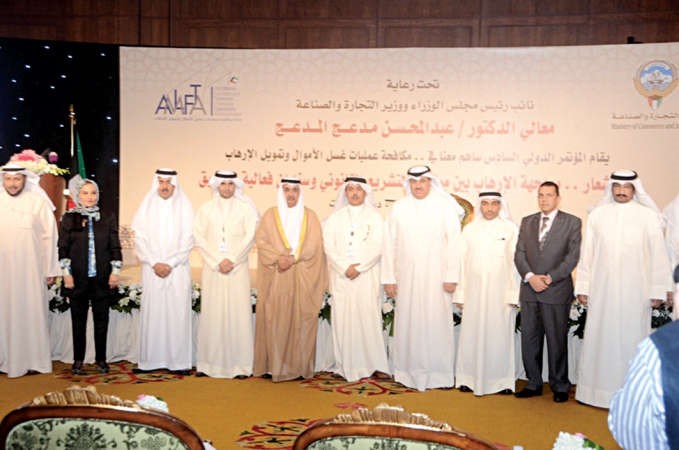 دعبد المحسن المدعج متوسطا قيادات التجارة خلال المؤتمر 