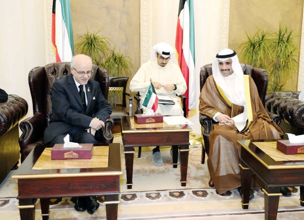رئيس مجلس الامة مرزوق الغانم خلال استقباله رئيس المجلس الدستوري الجزائري مراد مدلسي