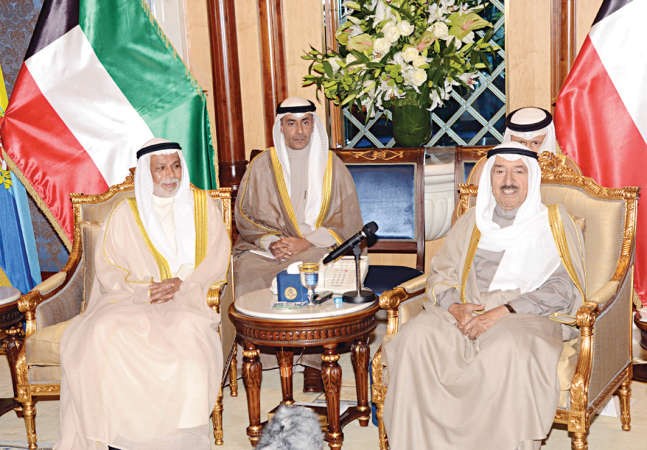 صاحب السمو الامير الشيخ صباح الاحمد مستقبلا المستشار يوسف المطاوعة