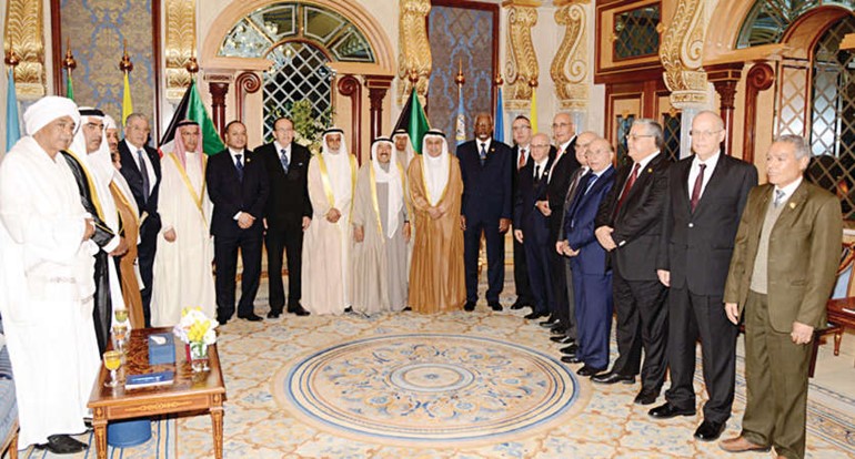 صاحب السمو الامير الشيخ صباح الاحمد متوسطا المستشار يوسف المطاوعة ورؤساء المحاكم والمجالس الدستورية العربية