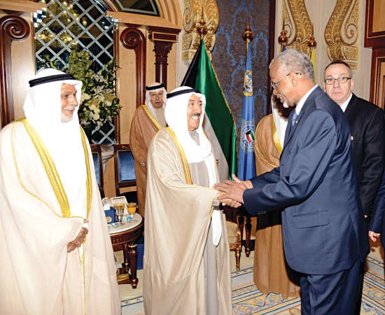 صاحب السمو مصافحا احد المشاركين في المؤتمر