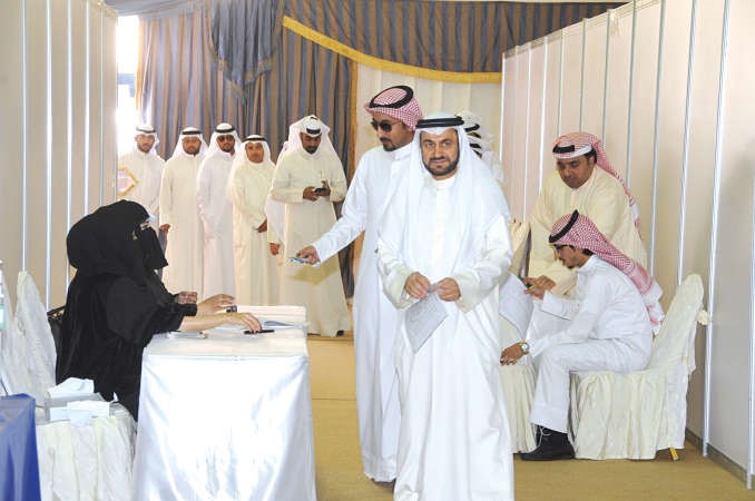 دفاضل صفر خلال مشاركته في التصويت﻿