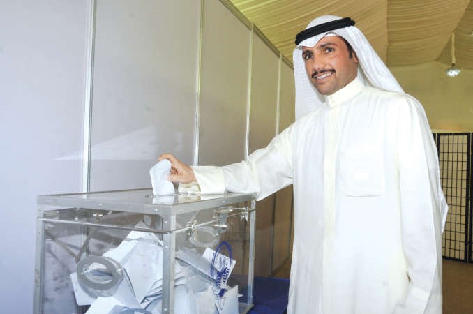 رئيس مجلس الامة ممرزوق الغانم مدليا بصوته﻿
