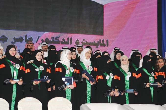 عدد من الخريجينوالخريجات