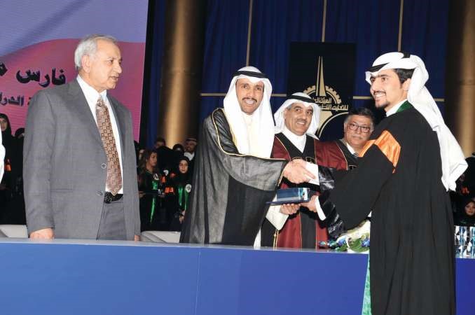 تكريم احد الخريجين