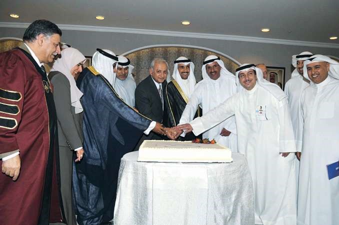 رئيس مجلس الامة مرزوق الغانم ود بدر العيسى ود احمد الاثري وعدد من اعضاء هيئة التدريس يقطعون كعكة الحفل 
