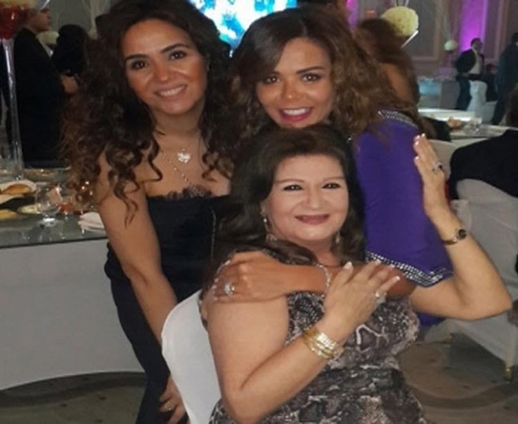 ميمي جمال وحسن مصطفى مع توأمهما في صور نادرة