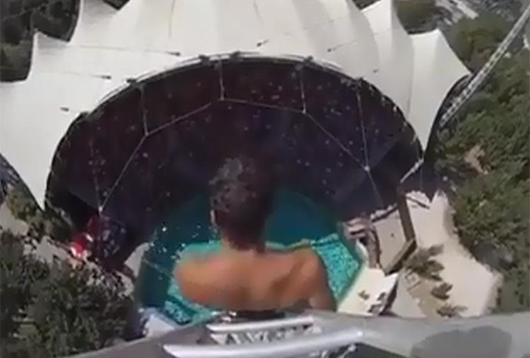 بالفيديو.. سباح يبهر العالم بقفزة غير تقليدية خطفت الانفاس