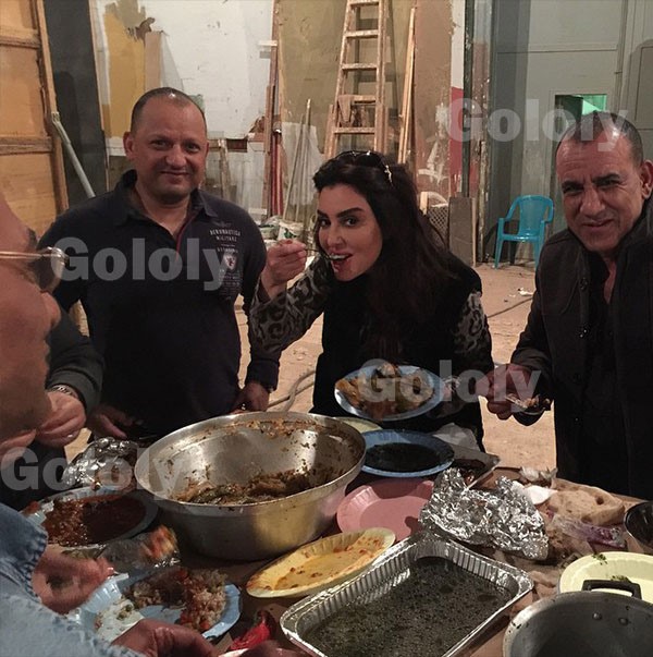 بالصور.. ميساء مغربي تلتهم وليمة مصرية بنهم شديد مع محمد لطفي