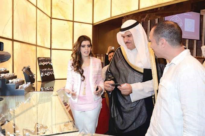 الحمود خلال جولة في احد اركان المشغولات الذهبية بالمعرض ﻿