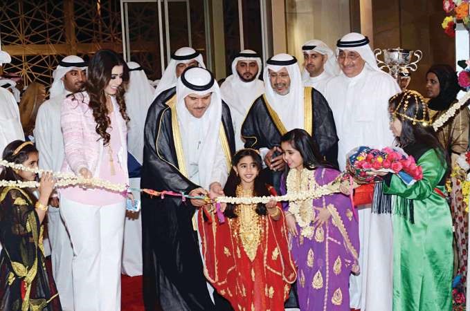الشيخ سلمان الحمود يقص شريط افتتاح معرض بقشة كويتية﻿