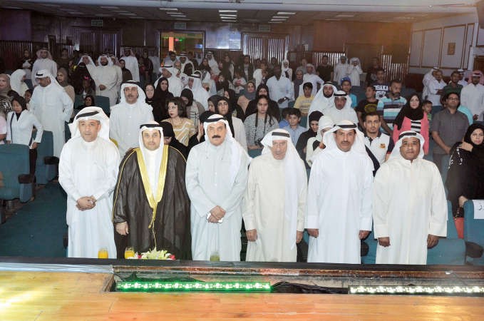 يعقوب الصانع وعبدالله المعيوف في مقدمة الحضور ﻿