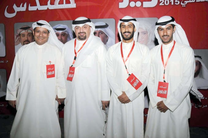 جمال النصر مع عدد من المهندسين خلال الانتخابات﻿