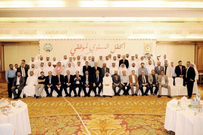 دابراهيم الصالح وعدد من قيادات بيت الزكاة مع المكرمين
