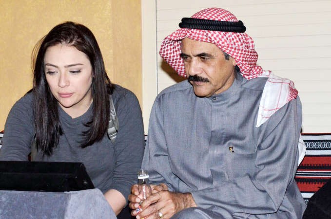 الزميل عبدالسلام مقبول يتابع مع ابنته لولوة تصوير الفيلم﻿