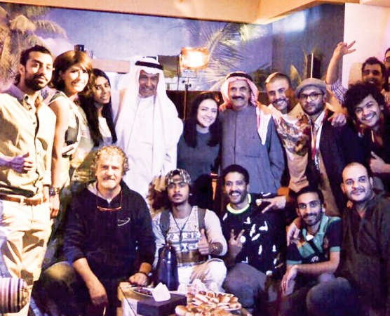 لقطة جماعية للمشاركين في الفيلم يتوسطهم الزميل عبدالسلام مقبول وفريق التصوير الايطالي ﻿