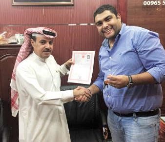 محمد فتحي يسلم صك الملكية الى هيف العجمي 