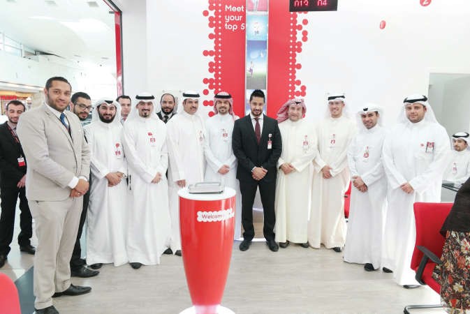 لقطة جماعية لفريق العمل في ادارتي المبيعات والاتصال في Ooredoo﻿