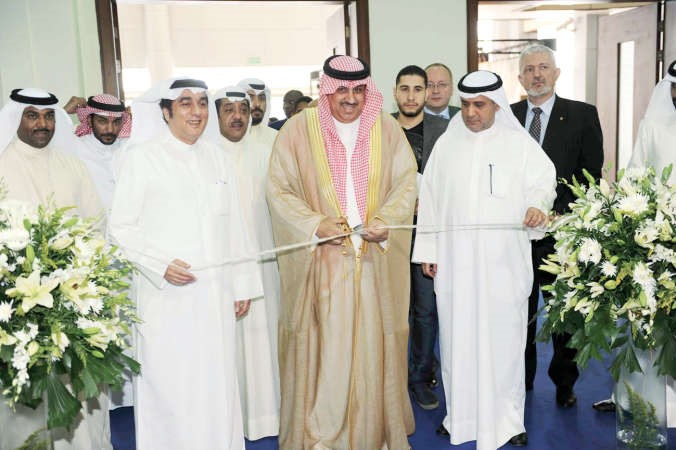 دعبدالله العويصي وعماد تيفوني وعبدالرحمن النصار يقصون شريط افتتاح معرضي العطور والساعات	هاني عبدالله﻿
