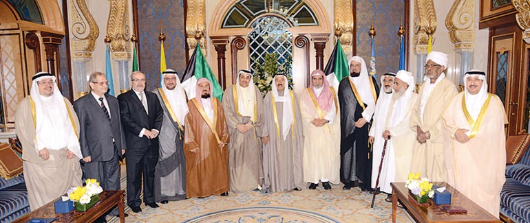 صاحب السمو الامير الشيخ صباح الاحمد مستقبلا يعقوب الصانع ودصالح بن حميد ود اياد مدني ودعبدالرحمن بن سند ود هايل داود ود احمد خالد بابكر واعضاء مجمع الفقه الاسلامي بحضور د عادل الفلاح وخليف الاذينة