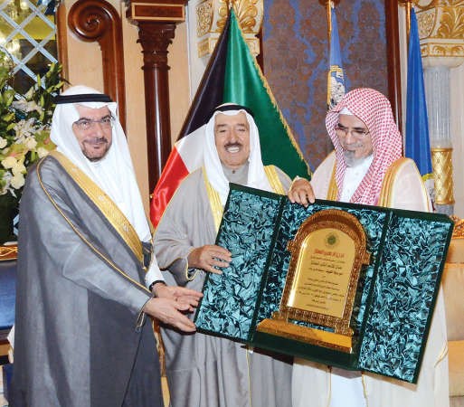 هدية تذكارية من دصالح بن حميد ود اياد مدني الى صاحب السمو 