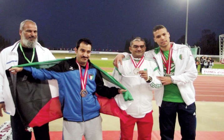 تتويج اللاعبين الفائزين بالمراكز الاولى 