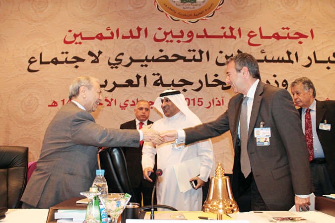 السفير عزيز الديحاني اثناء تسليمه رئاسة مجلس الجامعة العربية على مستوى المندوبين الدائمين لمندوب مصر امس نصر عبدالسيد