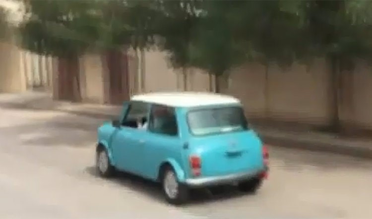 بالفيديو.. سعودي يهدي والده سيارة شبيهة بالتي كان يقتنيها قبل 4 عقود