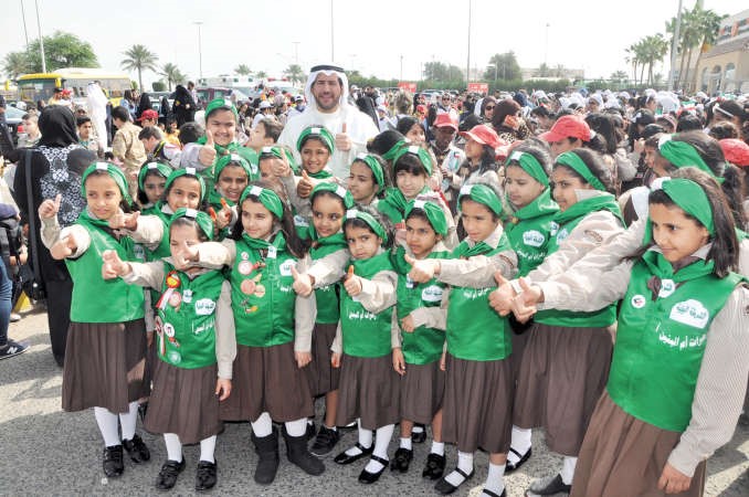 الشيخ عبدالله الاحمد مع عدد من الزهرات احمد علي