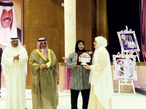 بدرية الخالدي تكرم المعلمة عائشة العدواني من ذوي الاعاقة البصرية محمد خلوصي