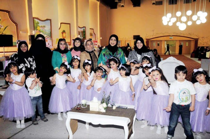 بدرية الخالدي مع عدد من المشاركين 